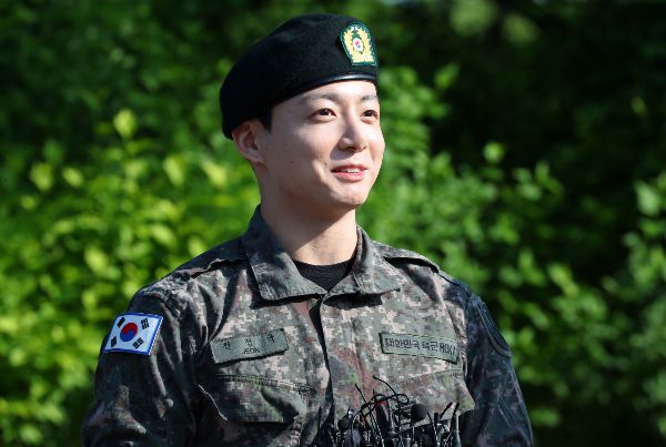 방탄소년단 정국이 공연에서 일본 우익 성향의 메시지가 딤긴 모자를 착용했다가 논란이 일자 사과했다. 사진은 군 복무를 마친 방탄소년단 정국이 전역인사를 하는 모습. /사진=뉴시스