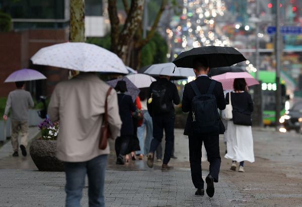 15일 전국에 강한 비가 내리겠고 천둥·번개를 동반한 강한 돌풍이 예상된다. 사진은 서울 강남구 일대에서 우산을 쓴 시민들이 퇴근길 발걸음을 재촉하는 모습./사진=뉴시스