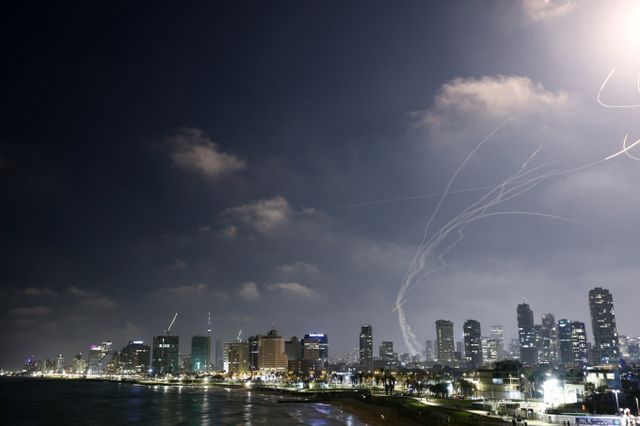 13일(현지 시각) 이스라엘 텔아비브 상공에 이란 미사일을 요격하는 섬광이 번쩍이고 있다. 이날 새벽 이스라엘은 사실상 미국의 묵인 하에 이란의 핵시설과 군수뇌부 등 100여 곳을 전투기 200여기를 동원해 선제 타격했고 이란은 강력한 보복을 선언했다./사진=로이터=뉴스1