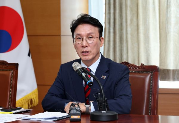 김민석 국무총리 후보자가 정치자금법, 아빠찬스 등 본인에게 제기된 의혹을 전면 부인했다. 사진은 김민석 국무총리 후보자가 청문회 준비단 사무실에서 열린 밥상물가 안정을 위한 경청 간담회에서 발언하는 모습. /사진=뉴스1