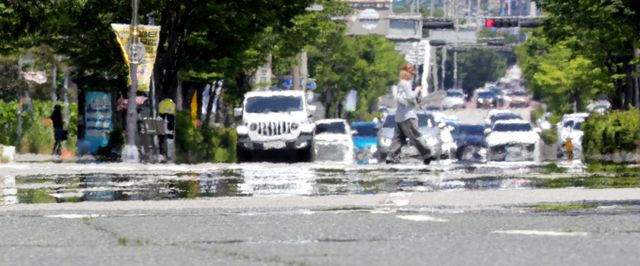 무더운 날씨가 이어진 11일 전북 전주시 효자로에 아지랑이가 피어오르고 있다. /사진=-뉴스1