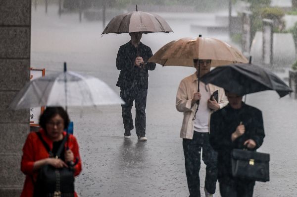 15일 전국 대부분 지역에 비가 내리겠으며 한낮 최고 32도 안팎의 더위가 이어지겠다. 사진은 서울 종로구 광화문광장에 폭우가 쏟아지는 모습. /사진=뉴시스