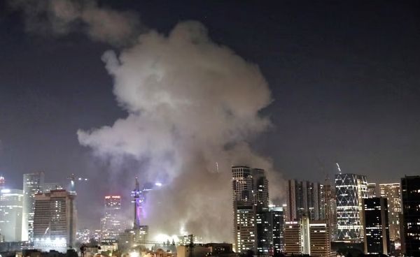 이란이 자국 핵시설을 공격한 데 대한 보복으로 이스라엘을 향해 수백 발의 탄도 미사일을 발사했다고 현지 언론들이 보도했다. 사진은 지난 13일(현지시각) 이란의 미사일 반격으로 이스라엘 텔아비브 시내 일부 지역이 화염에 휩싸인 모습. /사진=로이터