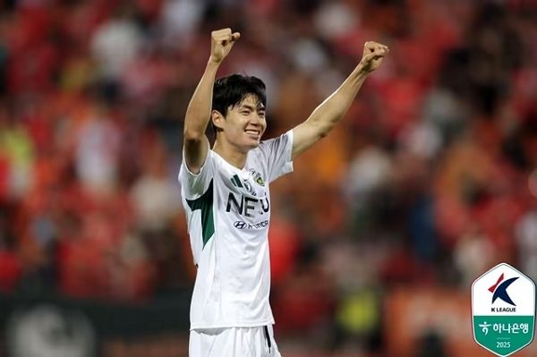 K리그1 전북 현대가 강원FC를 완파하고 14경기 무패 행진을 이어간다. 사진은 전북 현대 전진우가 지난 13일 열린 강원FC전에서 시즌 12호골을 터뜨리고 환호하는 모습. /사진=한국프로축구연맹 제공