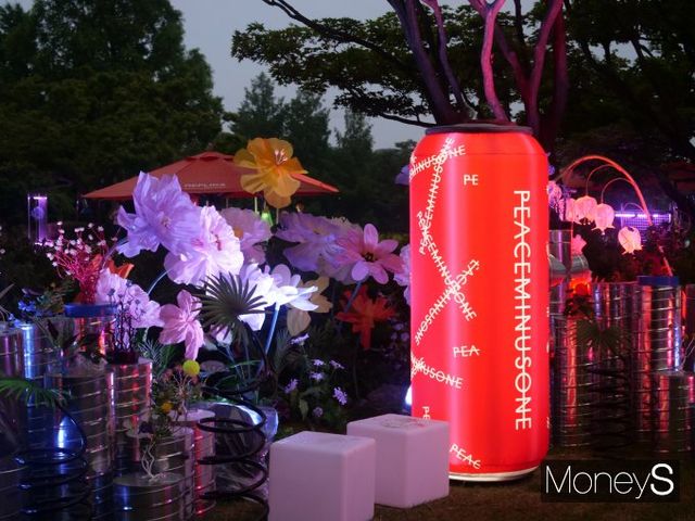 13일 서울 그랜드 하얏트 호텔 수영장 행사장 한쪽에 조성된 플라워 장식과 레드 하이볼 조형물. /사진=이수빈 기자