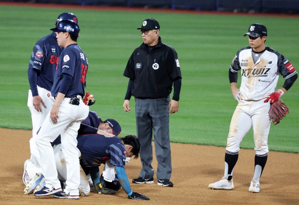 견제구에 옆구리를 맞아 피 섞인 구토를 한 프로야구 롯데 자이언츠의 외야수 장두성이 일단 퇴원했다. 사진은 롯데 자이언츠 장두성이 KT위즈와의 경기에서 10회 초 박영현의 견제구에 옆구리를 맞은 후 고통을 호소하는 모습. /사진=스타뉴스