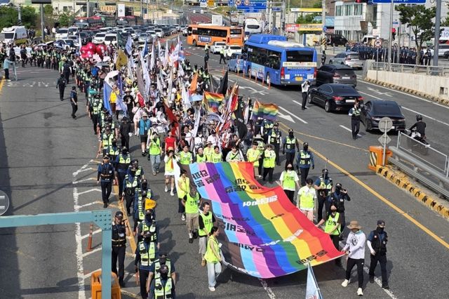  지난 7일 대전 동구 소제동에서 제2회 대전퀴어문화축제 참가자들이 행사를 마치고 거리 퍼레이드를 하고 있다. /사진=뉴스1