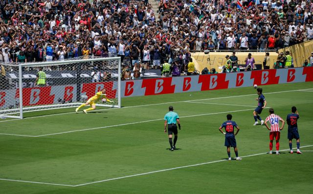 파리 생제르맹(PSG)가 클럽월드컵 첫 경기에서 아틀레티코 마드리드를 4-0으로 꺾었다. 사진은 16일(한국시각) 미국 캘리포니아주 로스앤젤레스 로즈볼 스타디움에서 열린 2025 국제축구연맹(FIFA) 클럽월드컵 조별리그 B조 1차전 아틀레티코와 PSG의 경기에서 골을 넣은 이강인의 모습. /사진=로이터