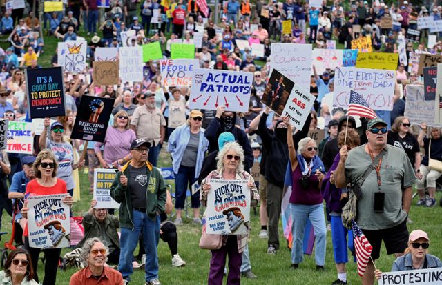 지난 14일(현지시각) 미국 노스다코타주 파고에서 도널드 트럼프 미국 대통령에 반대하는 '노 킹스 데이'(No Kings Day) 시위의 일환으로 열린 연극 공연 '세 개의 서커스 링'(Three Ring Circus)에 사람들이 참석하고 있다. /사진=로이터