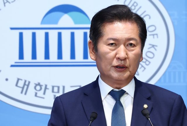 정청래 더불어민주당 의원이 15일 오후 서울 여의도 국회 소통관에서 당대표 출마 선언 기자회견을 하고 있다. /사진=뉴스1