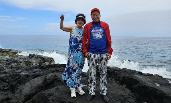 홍준표 전 대구시장이 곧 귀국한다. 사진은 지난 12일 부인과 함께 하와이 빅아일랜드에 머물고 있는 홍준표 전 대구시장이 자신의 페이스북에 올린 사진. /사진=홍준표 전 대구시장 페이스북 캡처