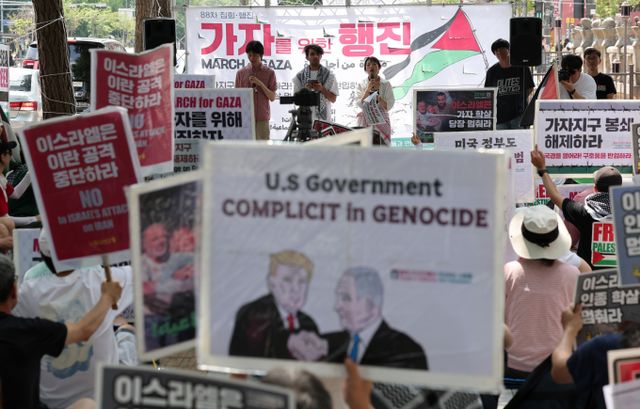 팔레스타인인들과 연대하는 사람들이 15일 서울 종로구 교보문고 앞에서 집회를 열고 이스라엘의 인종 학살 중단을 요구하고 있다. /사진=뉴스1 김성진 기자