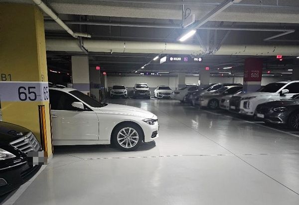 아파트 지하주차장에서 코너를 떡하니 막고 주차한 BMW 차주가 적반하장 태도를 보였다. 사진은 한 아파트 지하주차장에서 BMW차주가 코너를 막고 주차한 모습. /사진=온라인커뮤니티 '보배드림' 캡처