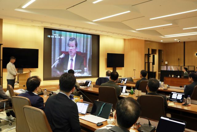 2025 SK 경영전략회의에 참여한 SK 경영진이 최종현 선대회장의 육성을 들으며 SKMS 철학과 정신을 되새기고 있다. /사진=SK 