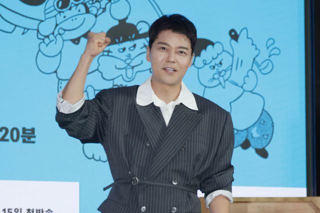 방송인 전현무가 지난 10일 오전 서울 여의도 KBS 별관에서 진행된 KBS 2TV 예능 '크레이지 리치 코리안' 제작발표회에 참석해 포즈를 취하고 있다. /사진=뉴스1