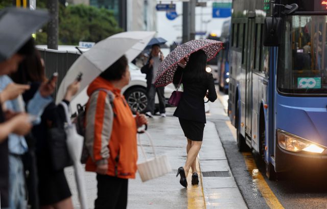 지난달 16일 서울 강남구 일대에서 우산을 쓴 시민들이 퇴근길 발걸음을 재촉하고 있다. /사진=뉴시스