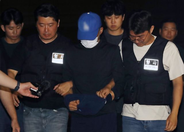 대구에서 스토킹하던 여성을 살해한 혐의를 받는 40대 남성 피의자가 도피 4일 만에 경찰에 검거됐다. 사진은 지난 15일 대구에서 스토킹 하던 여성을 살해한 피의자가 대구 성서경찰서에 압송되고 있는 모습. /사진=뉴스1