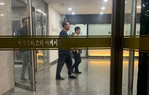 윤석열 전 대통령이 아크로비스타 상가에서 목격됐다. 사진은 지난 13일 아크로비스타 상가에서 목격된 윤석열 전 대통령 모습. /사진= 엑스(X·옛 트위터) 캡처