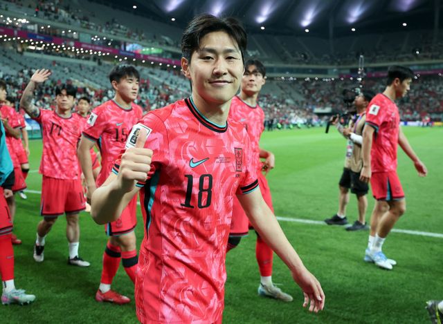 이강인이 지난 10일 서울월드컵경기장에서 쿠웨이트와의 2026 북중미 월드컵 아시아 3차 예선 최종전에서 승리한 뒤 열린 11회 연속 월드컵 본선 진출 축하 행사에서 카메라를 보며 미소를 짓고 있다. /사진=뉴스1