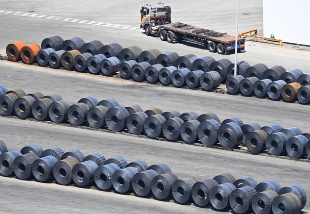 일본제철이 도널드 트럼프 미국 대통령의 행정명령을 바탕으로 US스틸 인수 절차를 마무리하고 있다. 사진은 경기 평택시 포승읍 평택항 수출 야적장에 철강 제품이 쌓여있는 모습. /사진=뉴시스