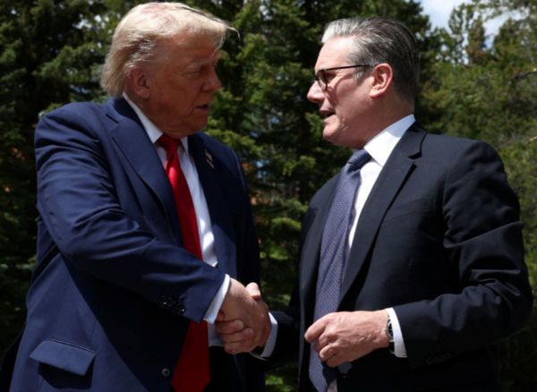 미국이 영국과 무역 협정에 상호 서명했다. 사진은 지난 16일(현지시각) 도널드 트럼프 미국 대통령과 키어 스타머 영국 총리가 캐나다 앨버타주 캐내내스키스에서 열린 주요 7개국(G7) 정상회의를 계기로 만나 악수하는 모습. /사진=로이터