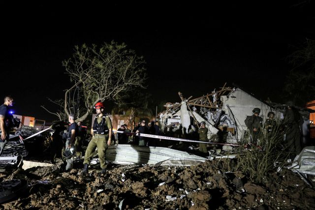 이스라엘을 방문한 관광객 4만명이 이스라엘과 이란 교전으로 인해 오도 가도 못하는 상황이다. 사진은 지난 15일(현지시각) 이스라엘 자비디엘이 이란 미사일 공격으로 폐허가 된 모습. /사진=로이터