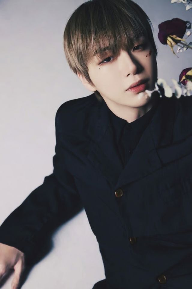 가수 강다니엘이 하반기 군 입대를 앞두고 16일 자신의 여섯번째 미니앨범 '글로우 투 헤이즈'를 공개했다. 사진은 강다니엘 미니 앨범 ''글로우 투 헤이즈' 이미지. /사진=에이라 제공