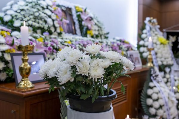 빈소를 지키던 중 처음 보는 노숙인이 찾아와 조의금 2000원을 낸 후 식사를 요구해 당황했다는 유족 사연에 누리꾼 의견이 엇갈렸다. 사진은 기사의 이해를 돕기 위한 자료 사진. /사진=클립아트코리아