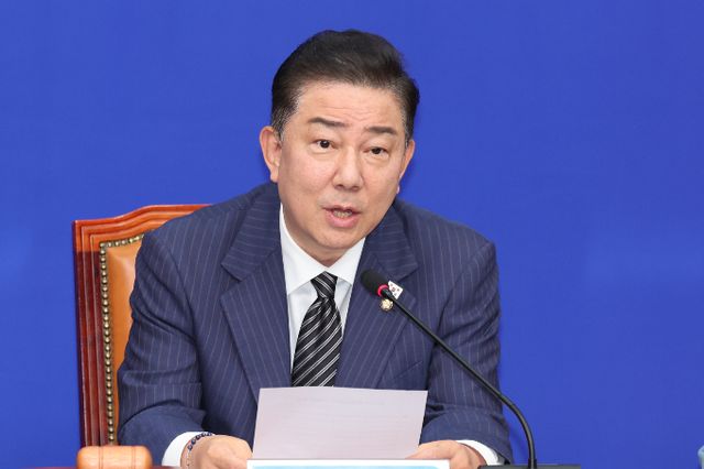 김병기 더불어민주당 신임 당대표 직무대행 겸 원내대표가 16일 첫 최고위원회의를 주재했다. 사진은 이날 오전 서울 여의도 국회에서 열린 최고위원회의에 참석해 모두 발언하는 김 원내대표. /사진=뉴스1