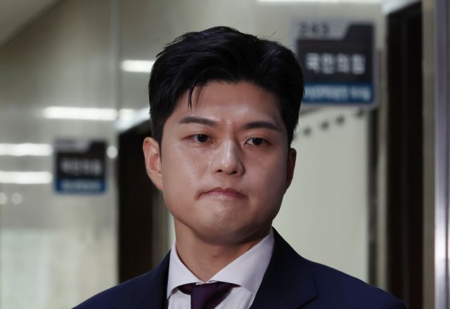 김용태 국민의힘 비상대책위원장이 16일 자신이 제안한 5대 개혁안과 관련해 새 원내지도부가 당원 여론조사를 해주면 사퇴하겠다고 밝혔다. 사진은 김 위원장이 16일 서울 여의도 국회에서 현안 백브리핑을 하던 중 취재진 질문을 듣는 모습. /사진=뉴시스