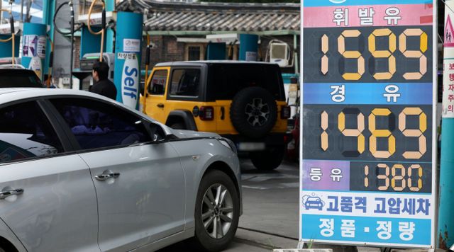 정부가 오는 30일 종료 예정이었던 유류세 인하 조치를 2개월 더 연장하기로 한 16일 서울 시내 한 주유소에 유가 정보가 표시돼 있다. / 사진=뉴시스 홍효식 기자 /사진=홍효식