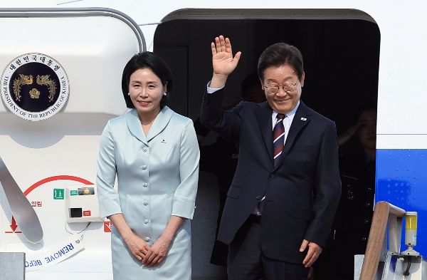 이재명 대통령과 부인 김혜경 여사가 G7 정상회담에 참석하기 위해 캐나다로 출국했다. 사진은 이 대통령(오른쪽)과 김혜경 여사가 캐나다에서 열리는 주요7개국(G7) 정상회의 참석을 위해 16일 오후 경기 성남 서울공항을 통해 출국하는 모습. /사진=뉴스1