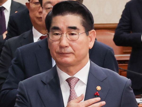 김용현 전 국방부 장관이 보석으로 풀려나게 됐다. 사진은 김용현 국방부 장관이 지난해 12월3일 서울 종로구 정부서울청사에서 열린 국무회의에 참석해 국민의례를 하는 모습. /사진=뉴스1