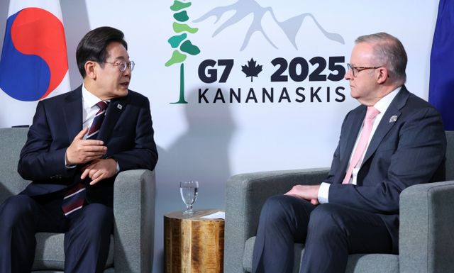 이재명대통령이 지난16일(이하 현지시각) 시릴 라마포사 남아프리카공화국 대통령, 앤서니 앨버니지 호주 총리와 연쇠 정상회담을 가졌다. 사진은 지난 16일 주요 7개국(G7) 정상회의 참석차 캐나다를 방문한 이재명 대통령이 캐나다 캘거리 소재 한 호텔에서 앤서니 앨버니지 호주 총리와 한-호주 정상회담을 하고 있는 모습. /사진=뉴시스