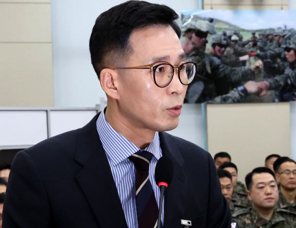 윤석열 전 대통령이 군 핵심 참모들에게 "군인 1000명을 보냈어야 한다"고 말했다는 법정 진술이 나왔다. 사진은 김철진 국방부 군사보좌관이 지난 2월21일 오전 서울 여의도 국회에서 열린 윤석열 정부의 비상계엄 선포를 통한 내란 혐의 진상규명 국정조사 특별위원회 4차 청문회에서 의원 질의에 답변하고 있는 모습. /사진=뉴시스