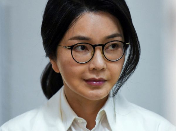 김건희 여사의 숙명여자대학교 석사 학위가 취소될 수도 있다. 사진은 윤석열 전 대통령의 부인 김건희 여사가 지난 3일 서울 서초구 원명초등학교에 마련된 서초구 제3투표소에서 투표를 하기 위해 줄을 서 있는 모습. /사진=뉴스1(공동취재단)