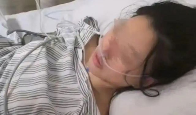 중국에서 한 여성이 흉기에 가슴이 찔렸지만 실리콘 보형물 덕분에 치명상을 피한 사연이 공개됐다. 사진은 병원에서 치료 받는 여성의 모습. /사진=훙신신문 홈페이지 캡처