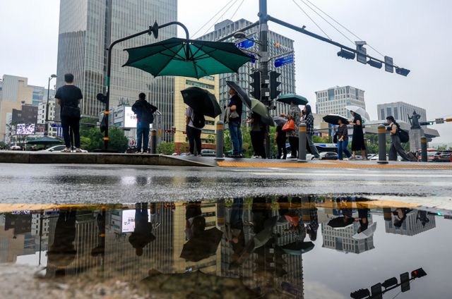 오는 17일 일부 지역에 소나기가 내릴 것으로 예측된다. 사진은 16일 서울 종로구 광화문 네거리에서 시민들이 출근하는 모습. /사진=뉴스1