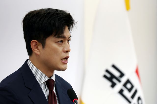 김용태 국민의힘 비상대책위원장이 지난 15일 김민석 국무총리 후보자를 향해 차용증으로 감추려 하지 말고 누구의 돈인지 밝혀야"고 촉구했다. 사진은 지난 13일 김용태 국민의힘 비상대책위원장이 서울 여의도 국회에서 수원지법 대북송금재판 관련 현안 입장발표를 하는 모습. /사진=뉴시스