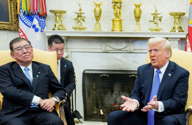 도널드 트럼프 미국 대통령과 이시바 시게루 일본 총리가 지난 16일(현지시각) 캐나다 앨버타주 캐내내스키스에서 열린 주요 7개국(G7) 정상회의를 계기로 30분동안 미일 정상회담을 가졌다. 사진은 지난 2월7일 트럼프 미국 대통령(오른쪽)이 미국 워싱턴 D.C. 백악관에서 이시바 일본 총리를 만나고 있는 모습. /사진=로이터