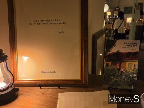 지난 4일 북클럽 인기의 이유를 알아보기 위해 ‘북클럽 문학동네’의 행사장을 찾았다. 사진은 행사장 한쪽에 마련된 포토존의 모습. /사진=이수빈 기자