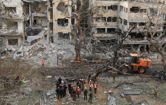 정부가 이스라엘과 이란 교전 상황으로 피해를 입은 교민은 없다고 전했다. 사진은 16일(현지시각) 이스라엘 텔아비브가 이란 미사일 공격으로 파손된 모습. /사진=로이터