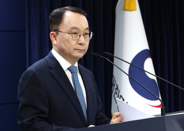 통일부가 대북전단 살포 중지 요청은 헌법재판소 결정 취지에 어긋나지 않는다고 밝혔다. 사진은 구병삼 통일부 대변인이 16일 서울 종로구 정부서울청사에서 열린 정례브리핑에서 관련 질문에 답하는 모습. /사진=뉴스1