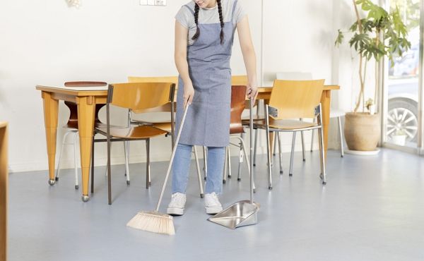 새로 뽑은 스무살 아르바이트생이 실수해도 사과하지 않고 걸레질을 하며 휴대폰을 만지는 등 성의없게 일해 고민이라는 자영업자의 사연이 전해졌다. 사진은 기사 내용과 직접적인 관련이 없음. /사진=클립아트코리아