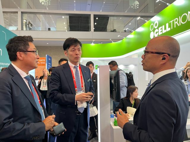 신유열 롯데지주 부사장(미래성장실장)이 16일(현지시각) 미국 보스턴에서 진행된 바이오USA에 참석했다. 사진은 셀트리온 부스를 방문한 신 부사장(가운데)와 제임스박 롯데바이오로직스 대표(왼쪽). /사진=김동욱 기자