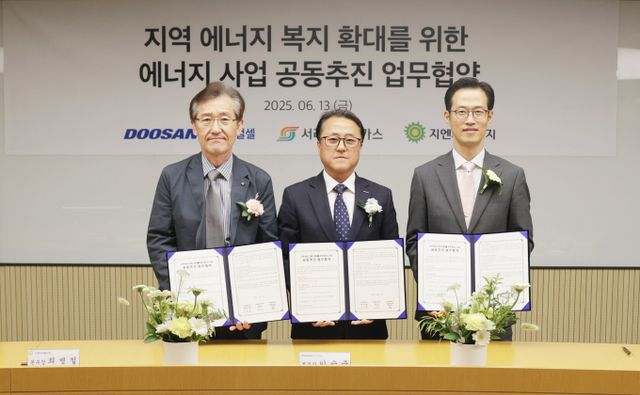 13일 서울 동대문 두산타워에서 이승준 두산퓨얼셀 본부장(왼쪽 둘째)이 김준석 서라벌도시가스 대표(왼쪽 셋째), 지엔씨에너지 최병철 본부장과 함께 기념사진을 촬영하고 있다. /사진=두산