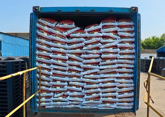 STX가 베트남으로 수출하는 국산 유기질비료가 컨테이너에 선적된 모습. /사진=STX