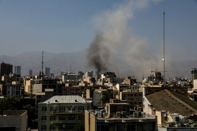 이스라엘이 이란 에너지 시설을 집중 공격하자 국제유가 급등 우려가 깊어졌다. 사진은 지난 15일(현지시각) 이스라엘 공습으로 이란 테헤렌에 폭발물이 터져 연기가 피어오른 모습. /사진=로이터