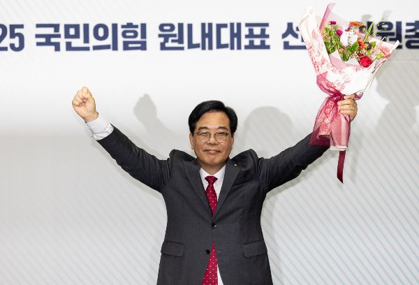국민의힘 원내대표 선거에서 과반 득표를 얻은 송언석 의원이 당선됐다. 송 원내대표가 국민의힘 원내대표 선출을 위한 의원총회에서 선출된 후 기념촬영한 모습. /사진=뉴스1