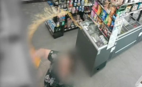 편의점에서 여성이 행패를 부리다 경찰에 붙잡혀 폭행 혐의로 조사받고 있다. 사진은 음료를 직원에게 뿌리고 매장을 빠져나가는 여성의 모습. /사진=JTBC '사건반장' 캡처